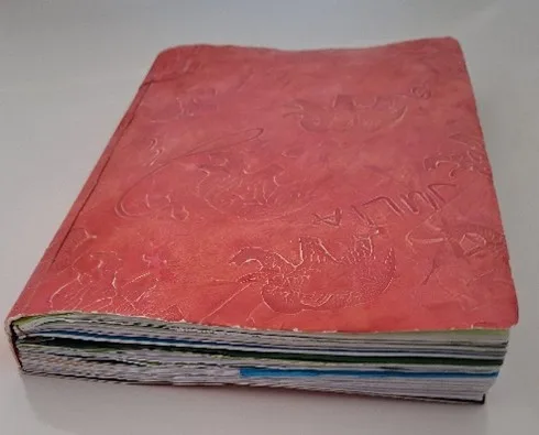 Handgebonden boek met decoratieve blauwe kaft