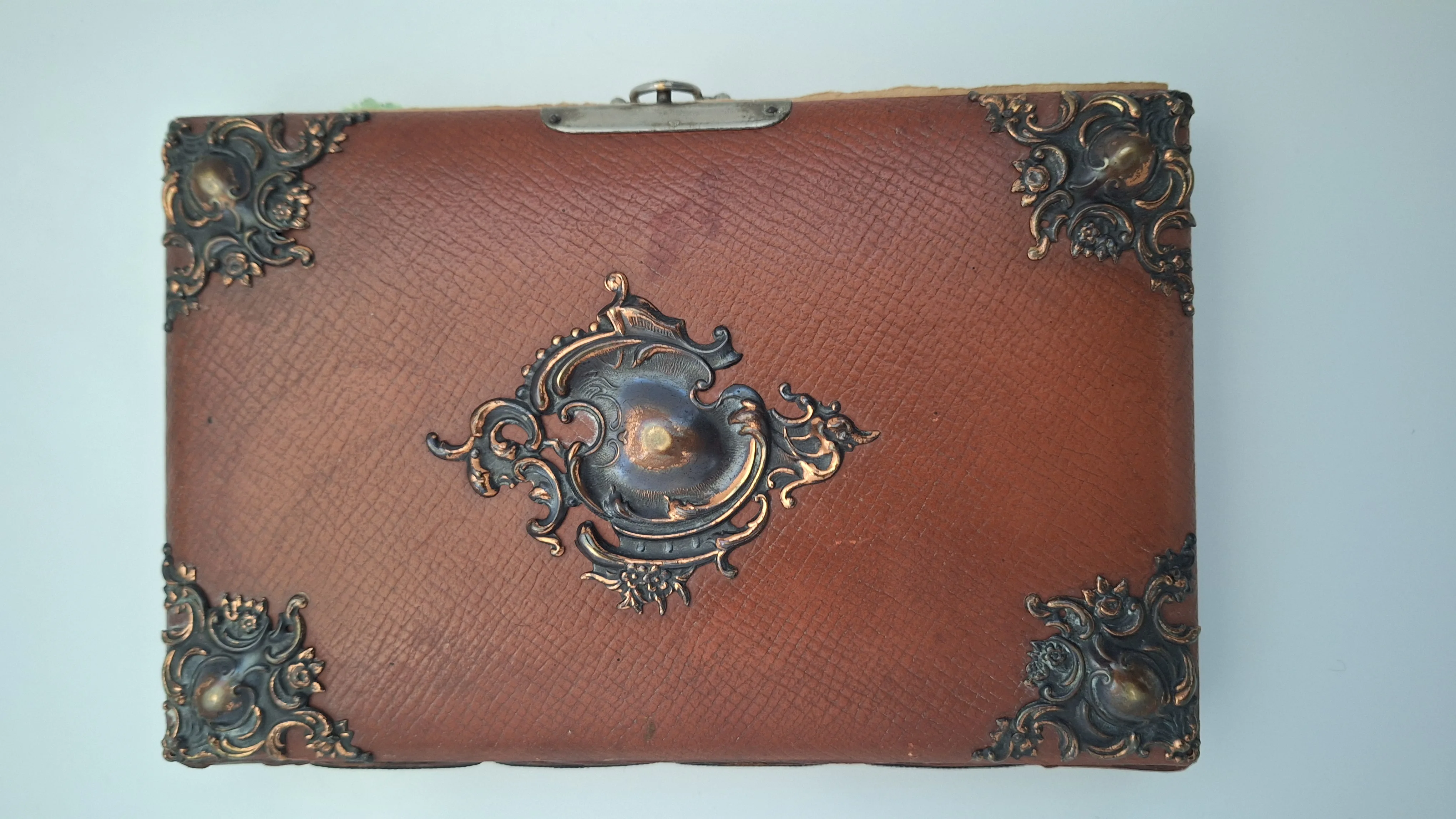 Unieke handgemaakte creatie met lederen afwerking